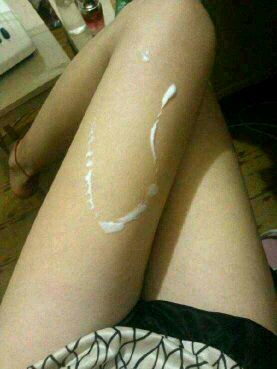 我姐不小心把酸奶弄腿上了！非让我给她擦干净